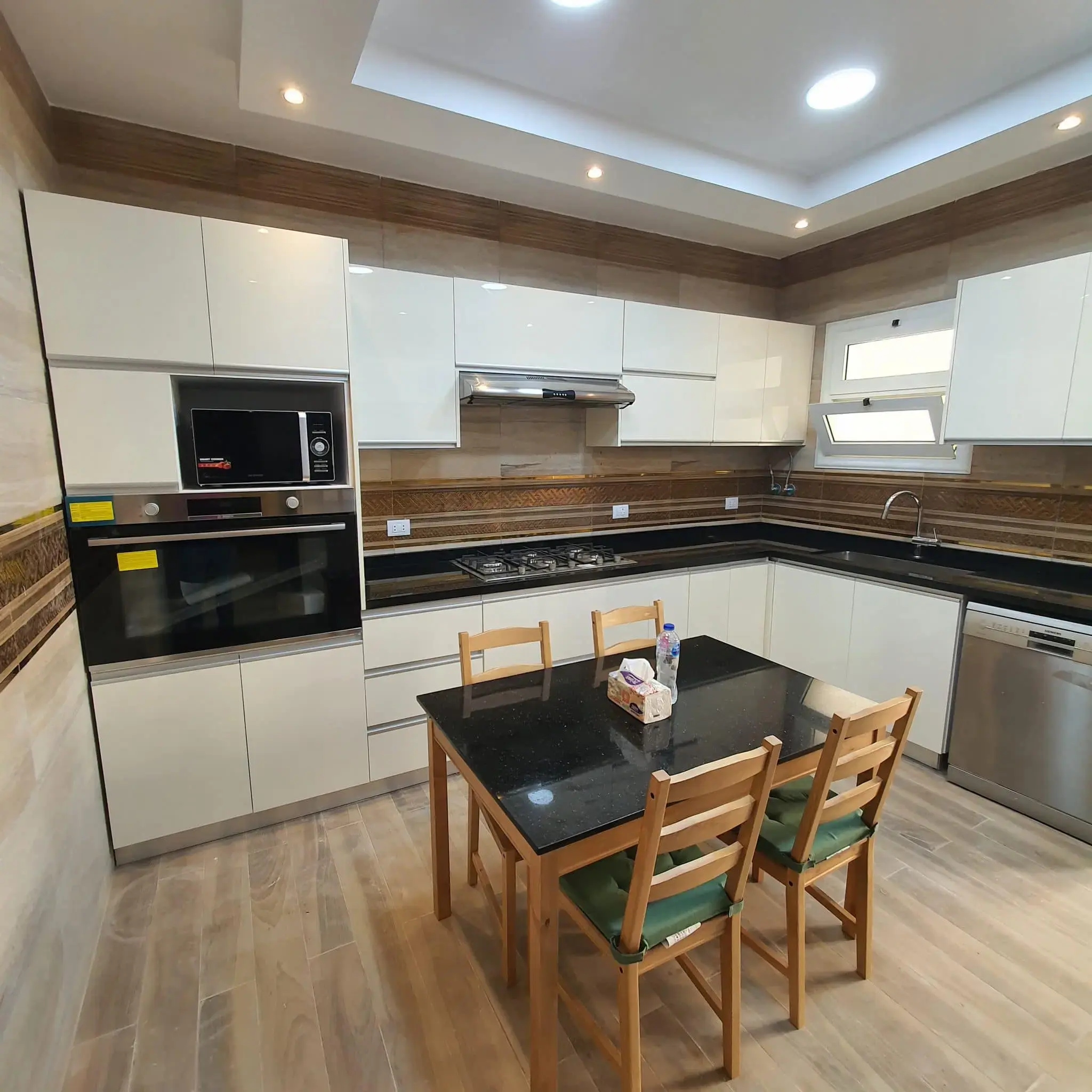 مطابخ بولي لاك